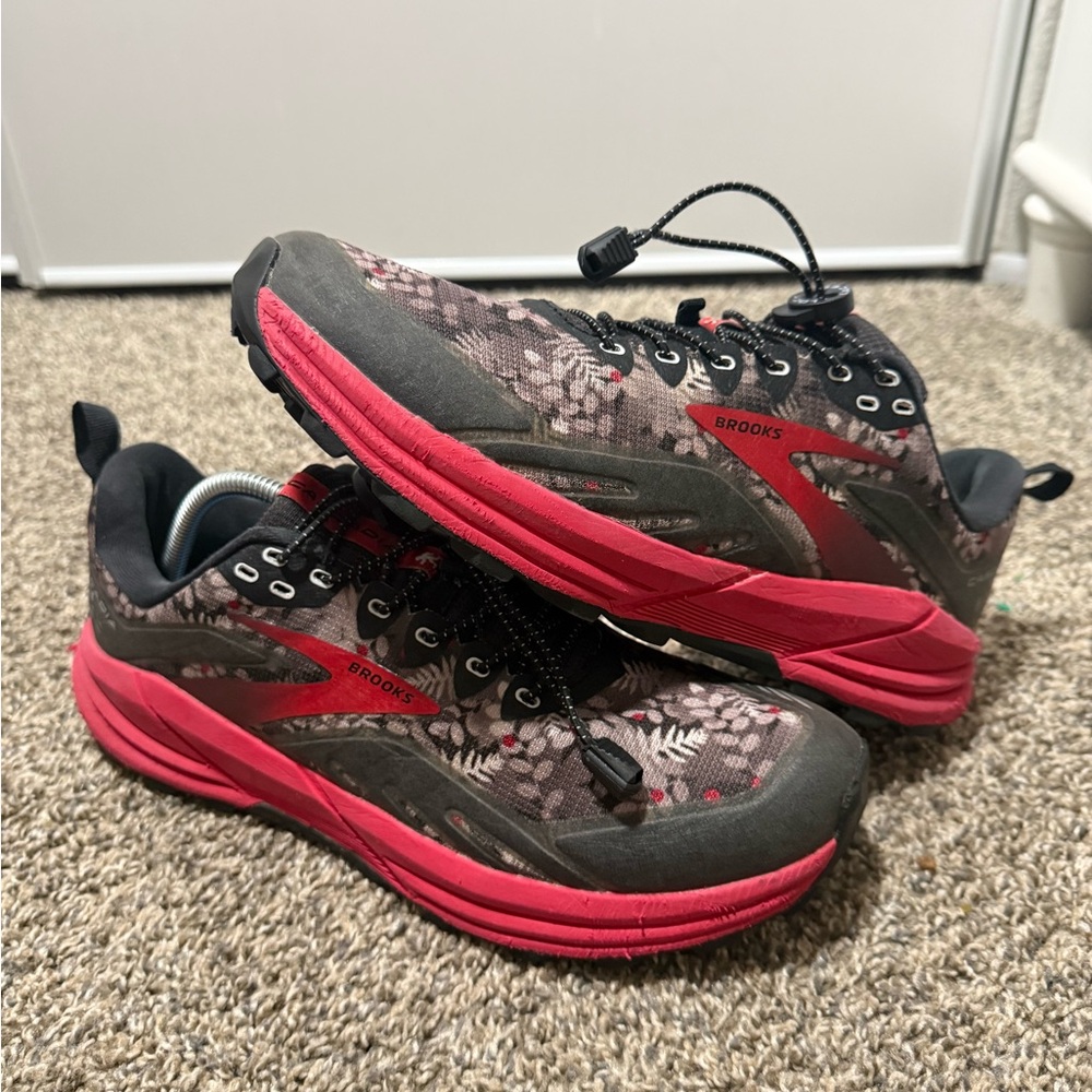 Brooks cascadia 16 Black and Red Athletic Shoes - Picture 2 of 9